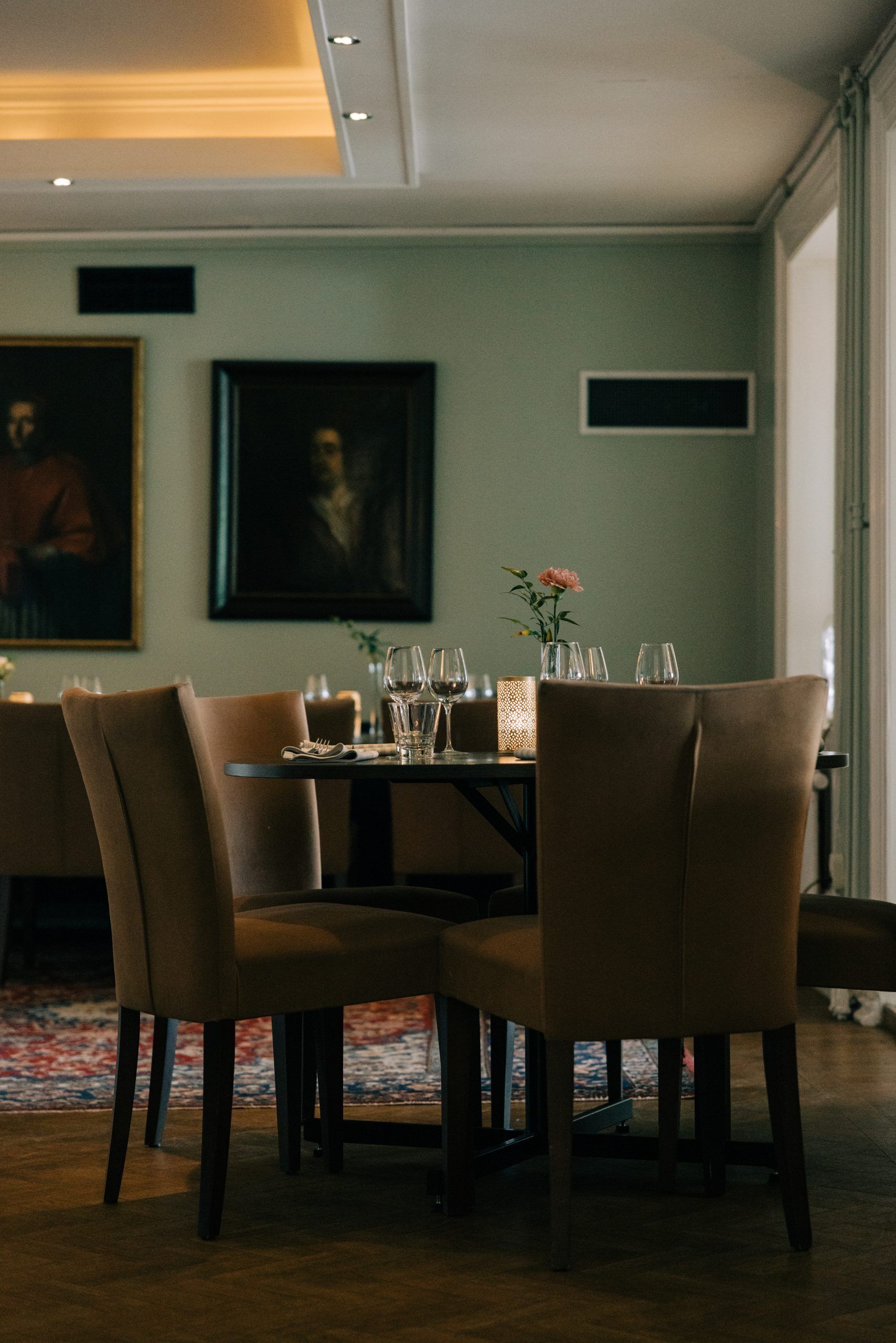 breakfast, lunch and dinner served