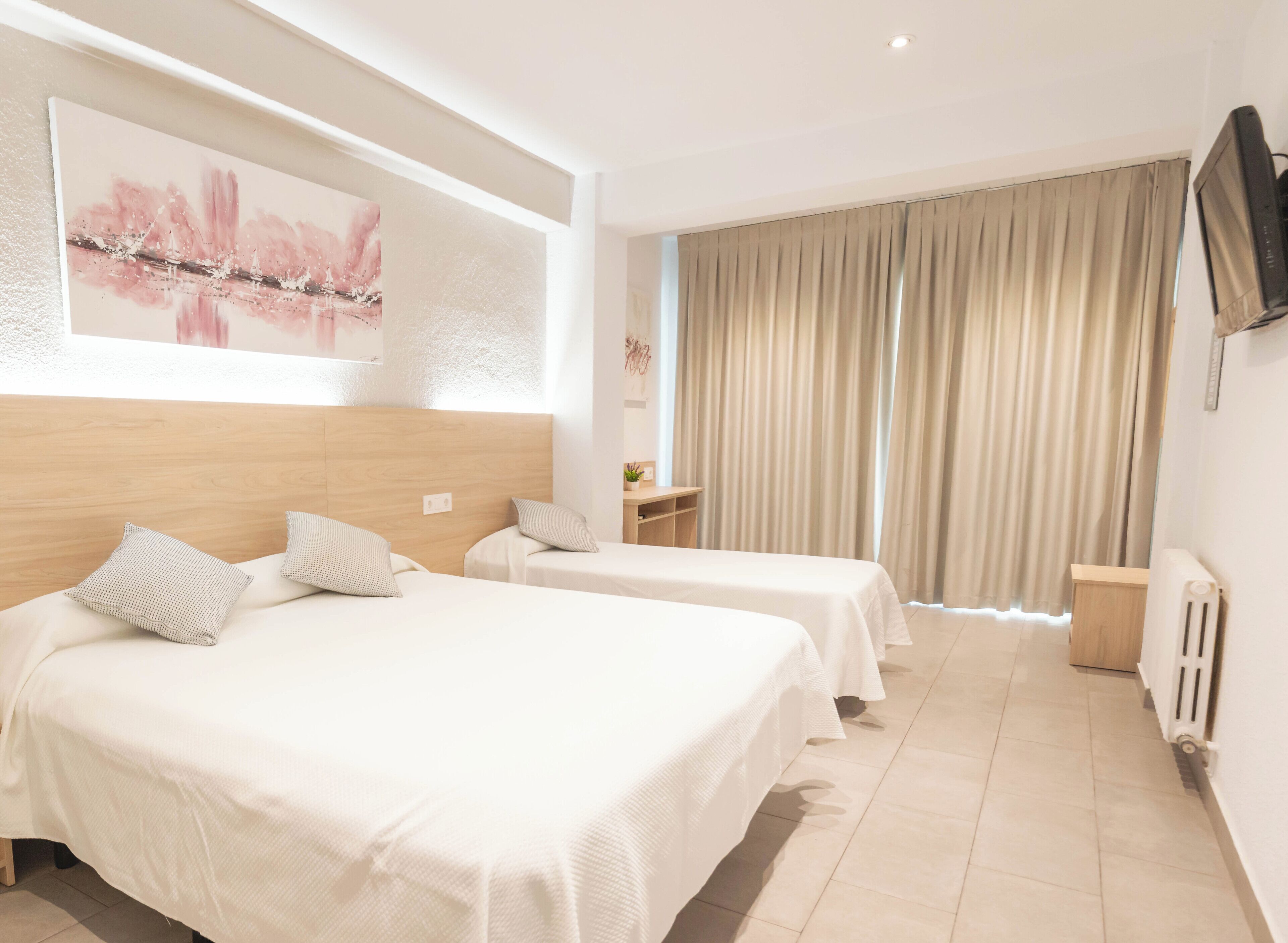 Kolmen hengen huone, parveke | Minibaari, tallelokero huoneessa, työpöytä, ilmainen Wi-Fi