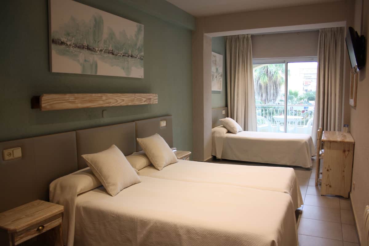 triple room, balcony | minibar, in-room safe, desk, free wifi