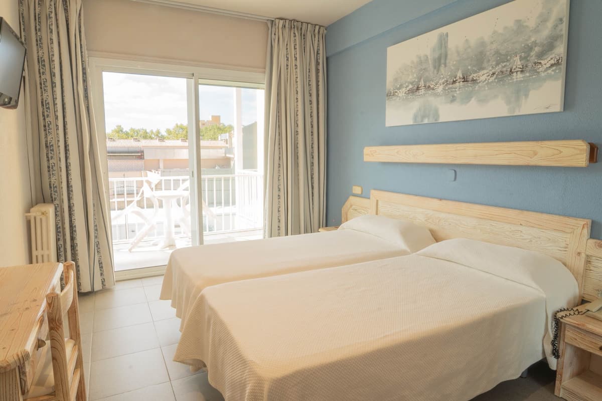 Double Room, Balcony | Bar mini, peti besi dalam bilik, meja, Wi-fi percuma