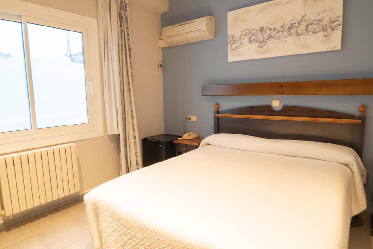 Double Room, Courtyard View | Bar mini, peti besi dalam bilik, meja, Wi-fi percuma