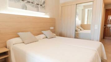 Tweepersoonskamer, balkon | Een minibar, een kluis op de kamer, een bureau, gratis wifi