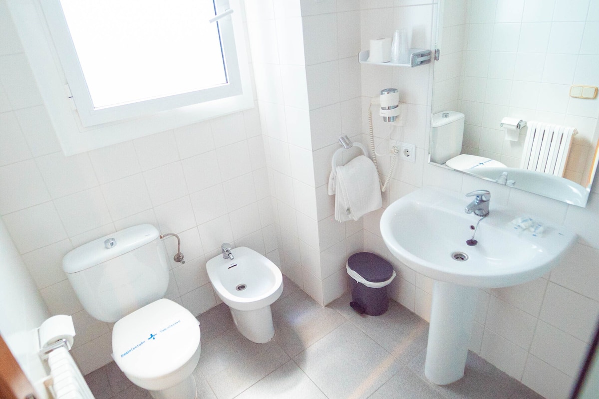 triple room, balcony | bathroom | free toiletries, hair dryer, bidet, towels