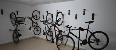 Ein Zimmer mit Fahrrädern an der Wand und einem Montageständer im Vordergrund.