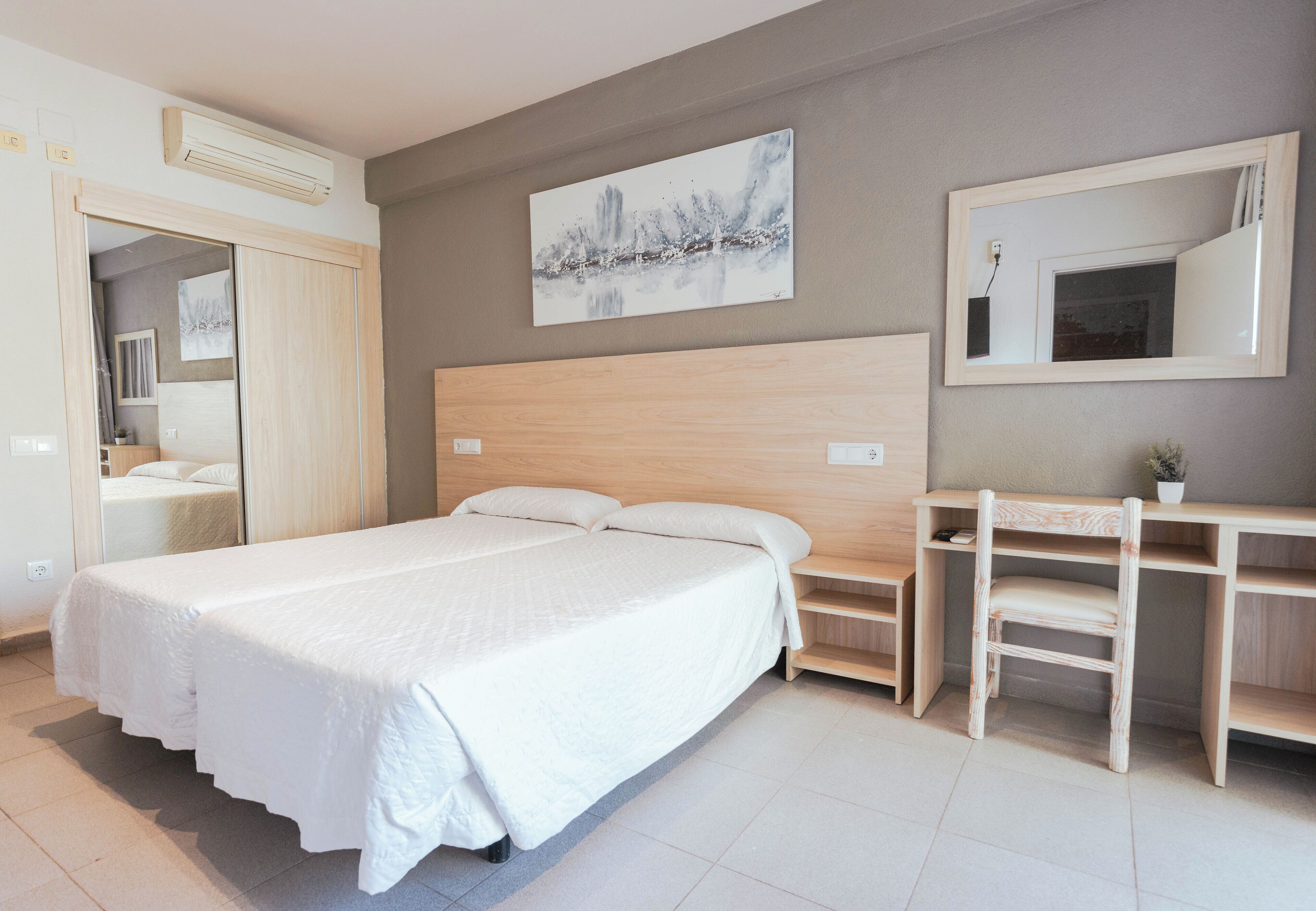 Neljän hengen huone, parveke | Minibaari, tallelokero huoneessa, työpöytä, ilmainen Wi-Fi