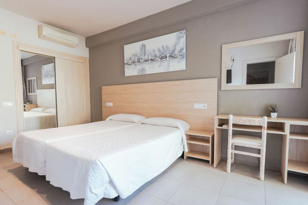 Neljän hengen huone, parveke | Minibaari, tallelokero huoneessa, työpöytä, ilmainen Wi-Fi