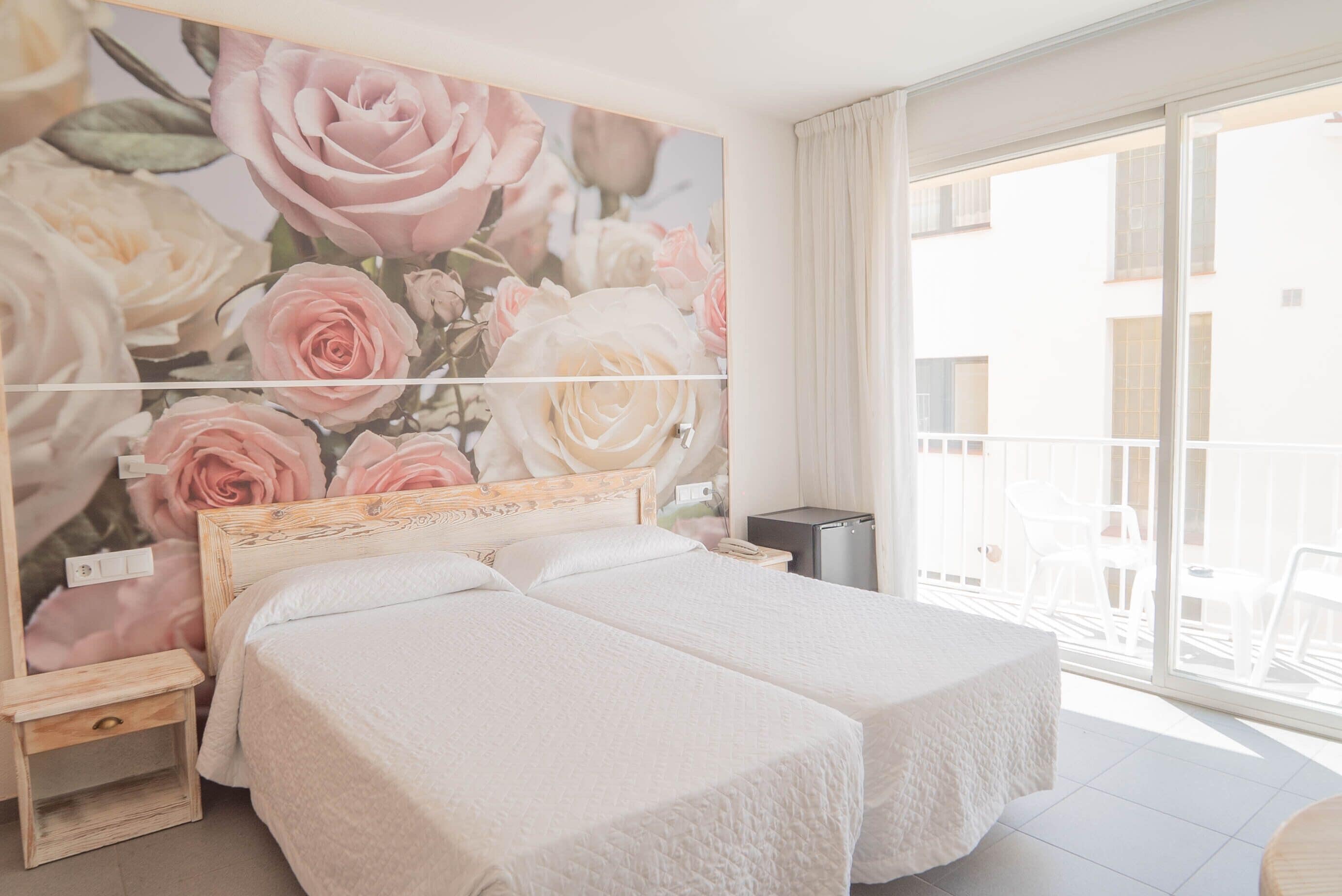 Double Room, Balcony | Minibar, in-room safe, desk, free WiFi