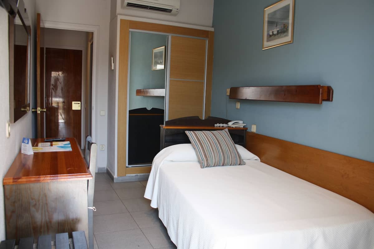 Single Room, Balcony | Bar mini, peti besi dalam bilik, meja, Wi-fi percuma