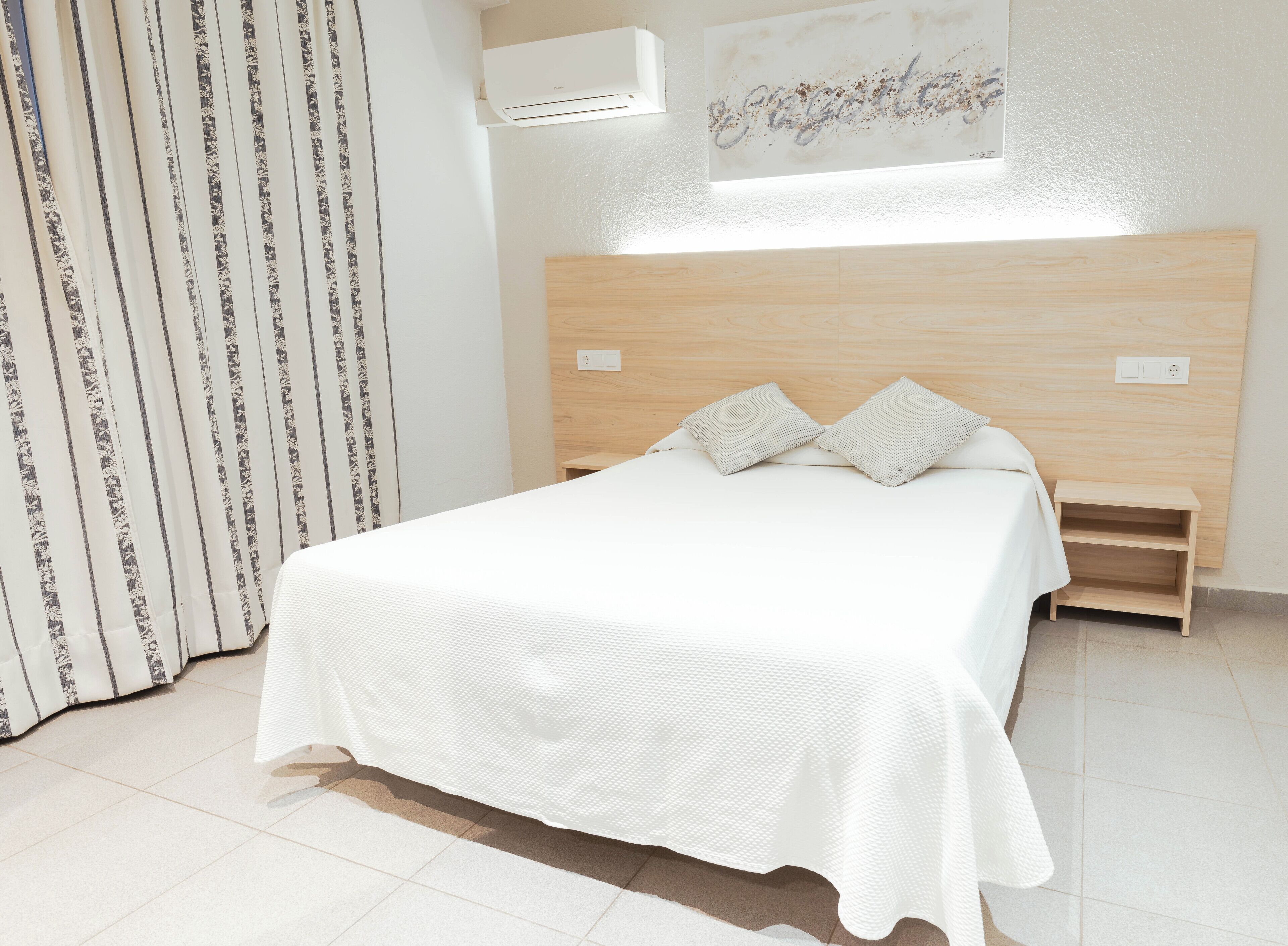 Kahden hengen perushuone | Minibaari, tallelokero huoneessa, työpöytä, ilmainen Wi-Fi