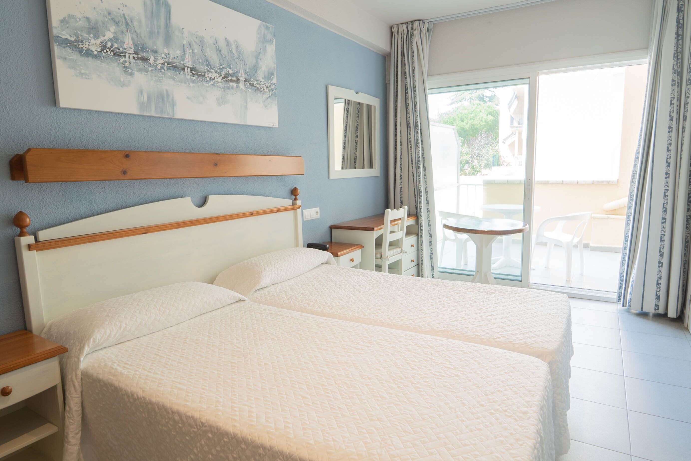 minibar, in-room safe, desk, free wifi