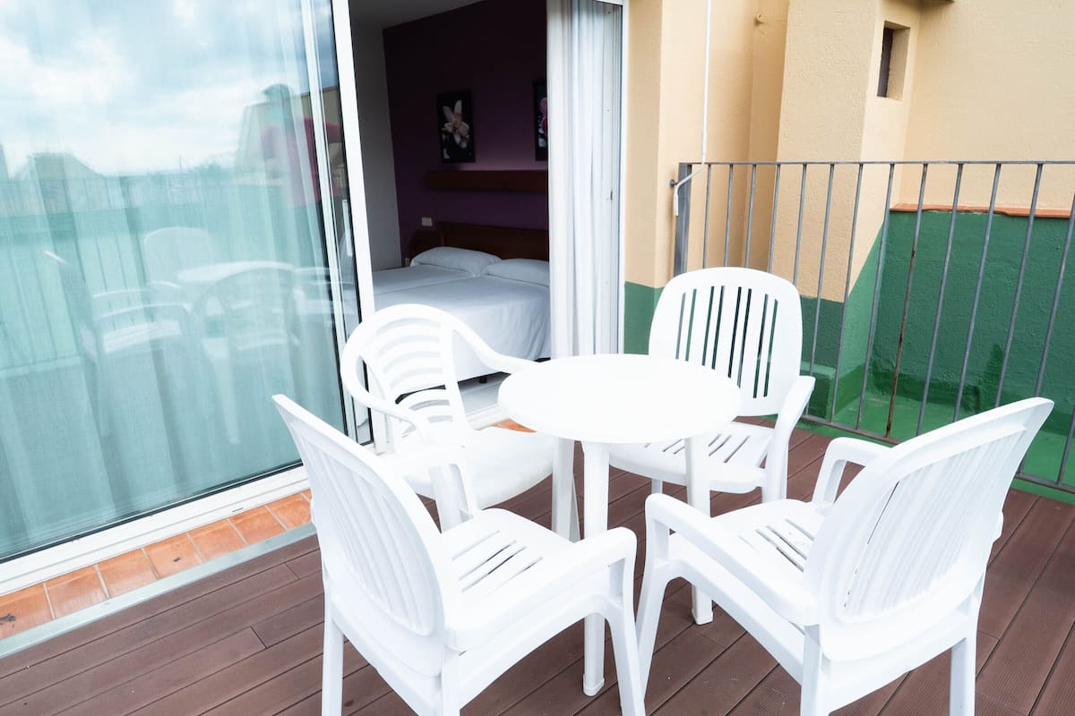 Room, 1 Bedroom | Bar mini, peti besi dalam bilik, meja, Wi-fi percuma