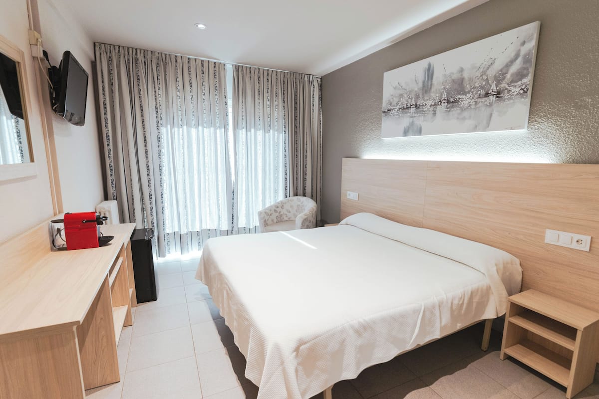 Kahden hengen huone, parveke | Minibaari, tallelokero huoneessa, työpöytä, ilmainen Wi-Fi