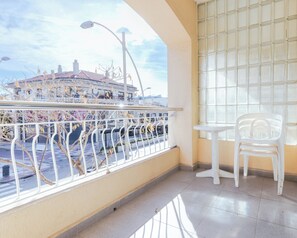 Habitación triple, balcón | Balcón