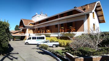 Vista frontal de la propiedad