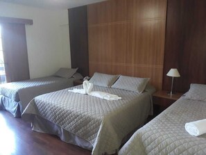 华丽四人房 | 浴室 | 淋浴设施、免费洗浴用品、吹风机、毛巾