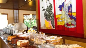 A buffet with various food items and traditional Japanese artwork on the wall. - Hotel Matsubara (Campos do Jordão)