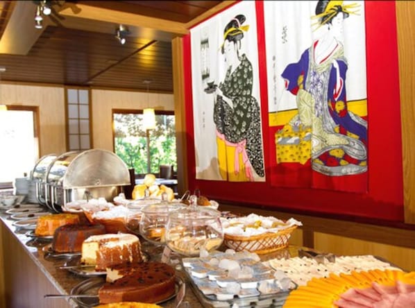 Free daily buffet breakfast - Hotel Matsubara (Campos do Jordão)