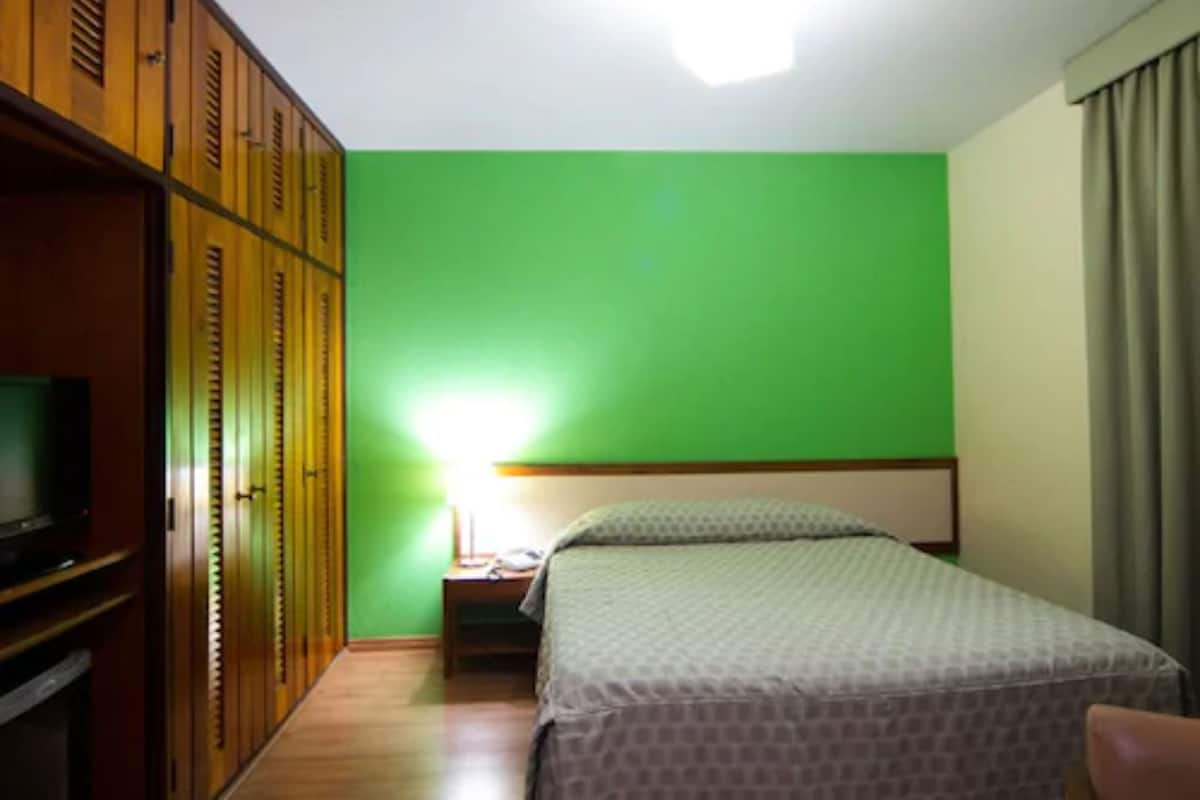 Minibar, caja fuerte, escritorio y cortinas opacas