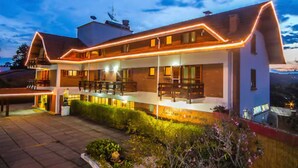 A modern two-story building with a flat roof and a balcony. - Hotel Matsubara (Campos do Jordão)