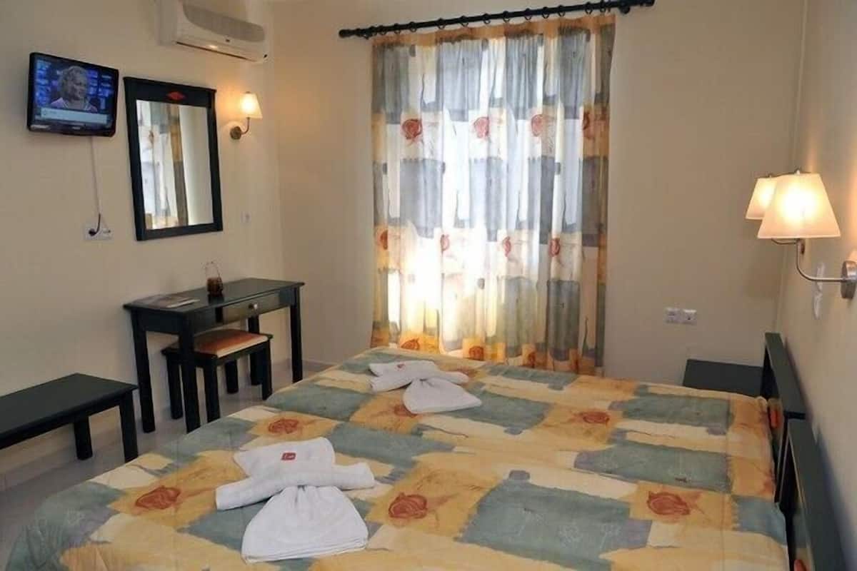 In-room safe, soundproofing, iron/ironing board, free WiFi