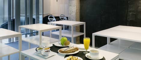 Petit déjeuner buffet (8 EUR par personne)