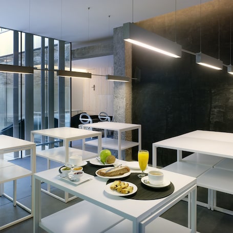 每日供应自助式早餐(每人 EUR 8)