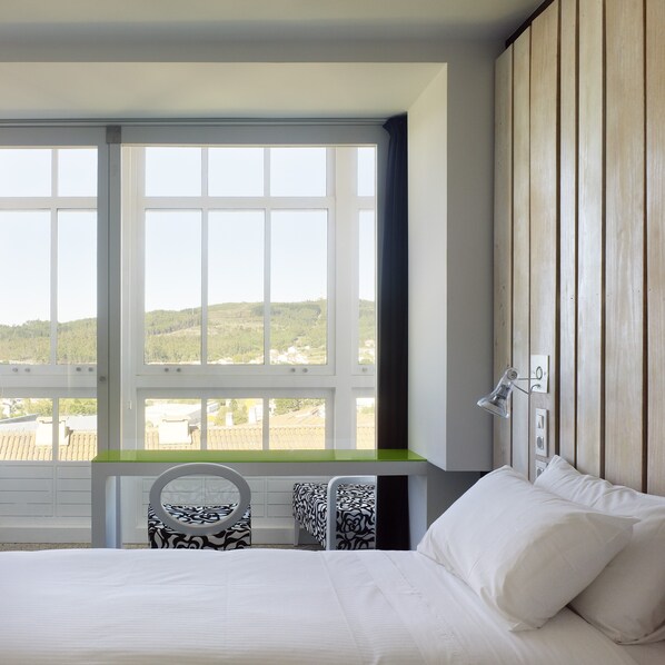 Chambre Double Supérieure (With Gallery) | Literie de qualité supérieure, matelas Select Comfort, minibar