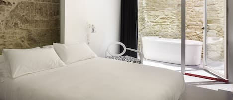 Chambre supérieure double (Exterior Bathtub) | Literie de qualité, lit avec matelas Select Comfort, minibar