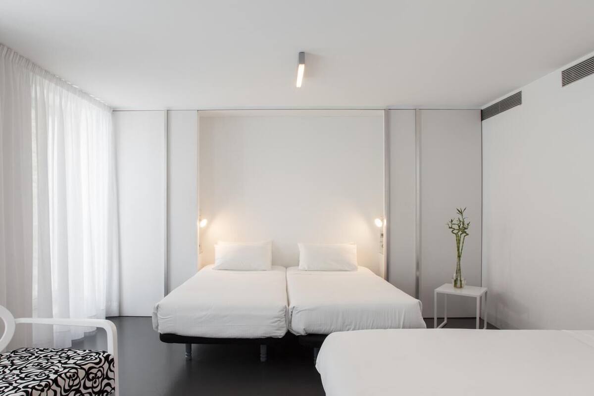 Habitación cuádruple familiar, varias camas | Ropa de cama de alta calidad, camas Select Comfort y minibar 