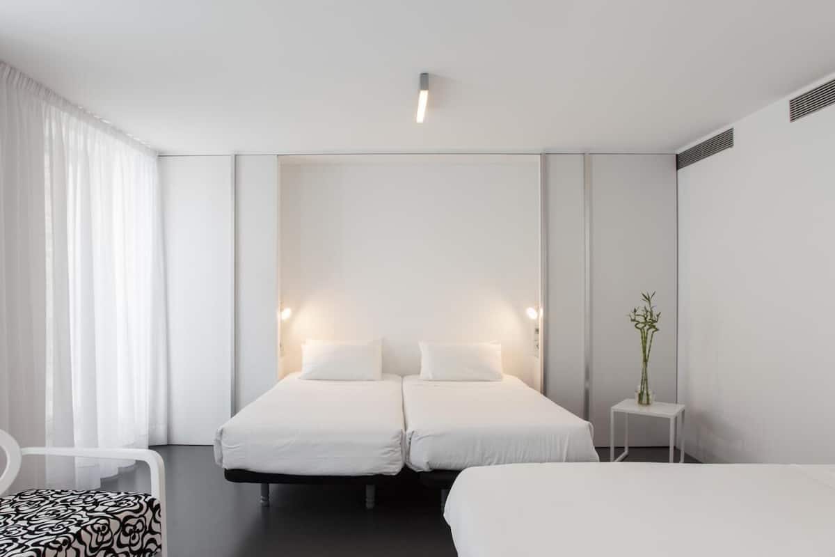 Habitación cuádruple familiar, varias camas | Ropa de cama de alta calidad, camas Select Comfort y minibar