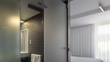 Habitación con 1 cama matrimonial o 2 individuales | Ropa de cama de alta calidad, camas Select Comfort y minibar