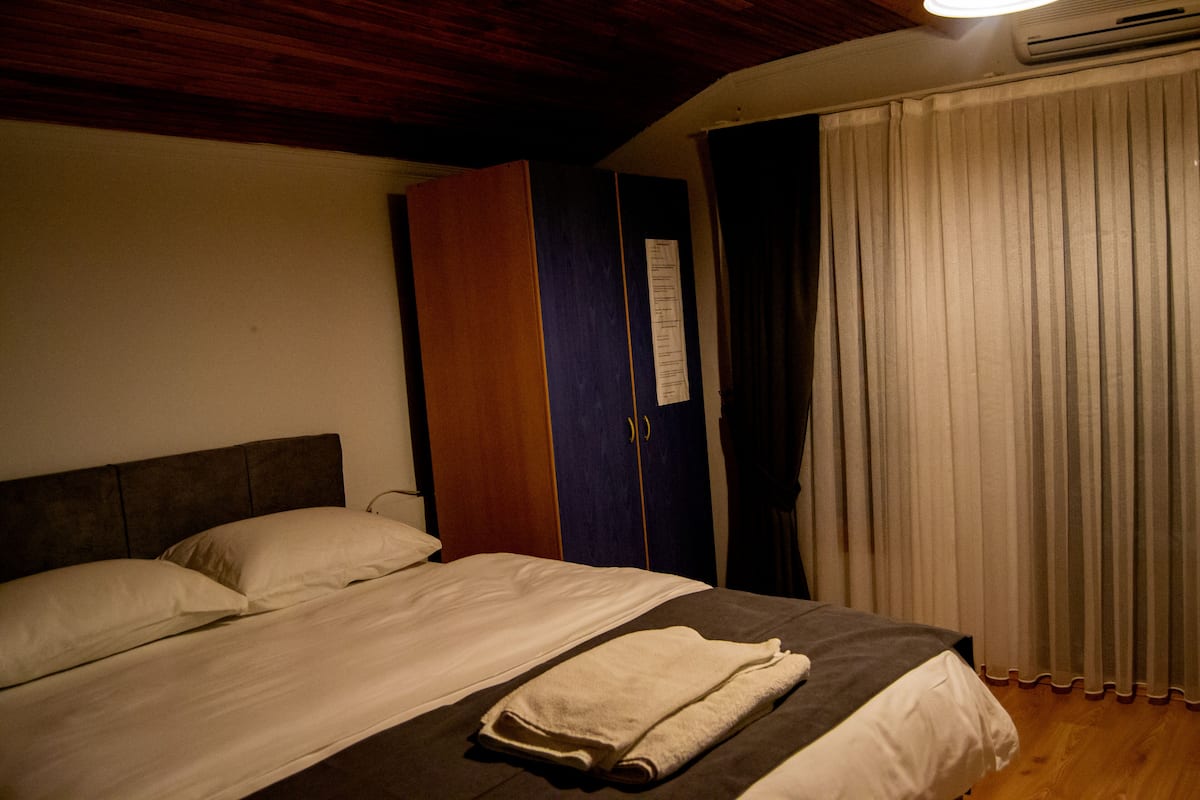 Familienzimmer, Terrasse, Bergblick | 1 Schlafzimmer, Bettwäsche aus ägyptischer Baumwolle, Daunenbettdecken