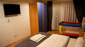 1 bedroom, Egyptian cotton sheets, down comforters, Select Comfort beds