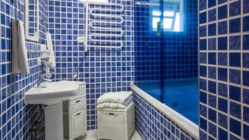 Deluxe Chalet, Fireplace | Bathroom | Free toiletries, hair dryer, soap, shampoo