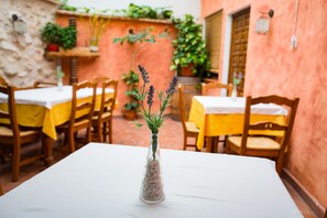 بوفيه فطور مجانًا يوميًا