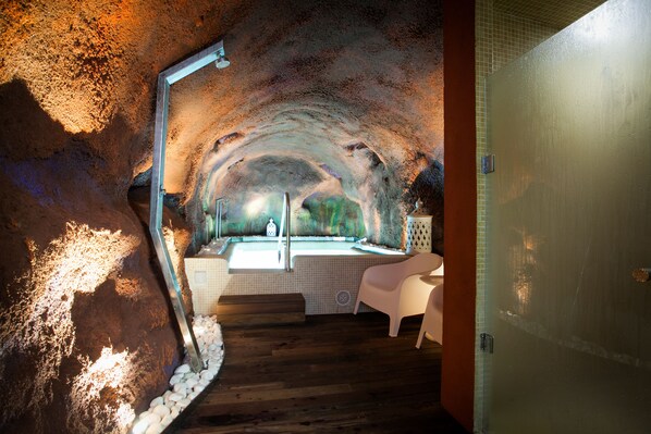 غرفة بخار، حمام تركي، علاجات للجسم، جلسات تدليك بالأحجار الساخنة