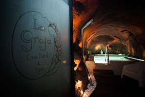Dampfbad, Türkisches Bad/Hamam, Körperbehandlungen, Warmsteinmassagen