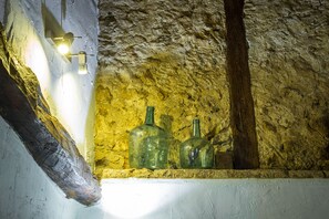 أسرّة بإسفنج يتكيف مع شكل الجسم وبديكورات فريدة لكل غرفة