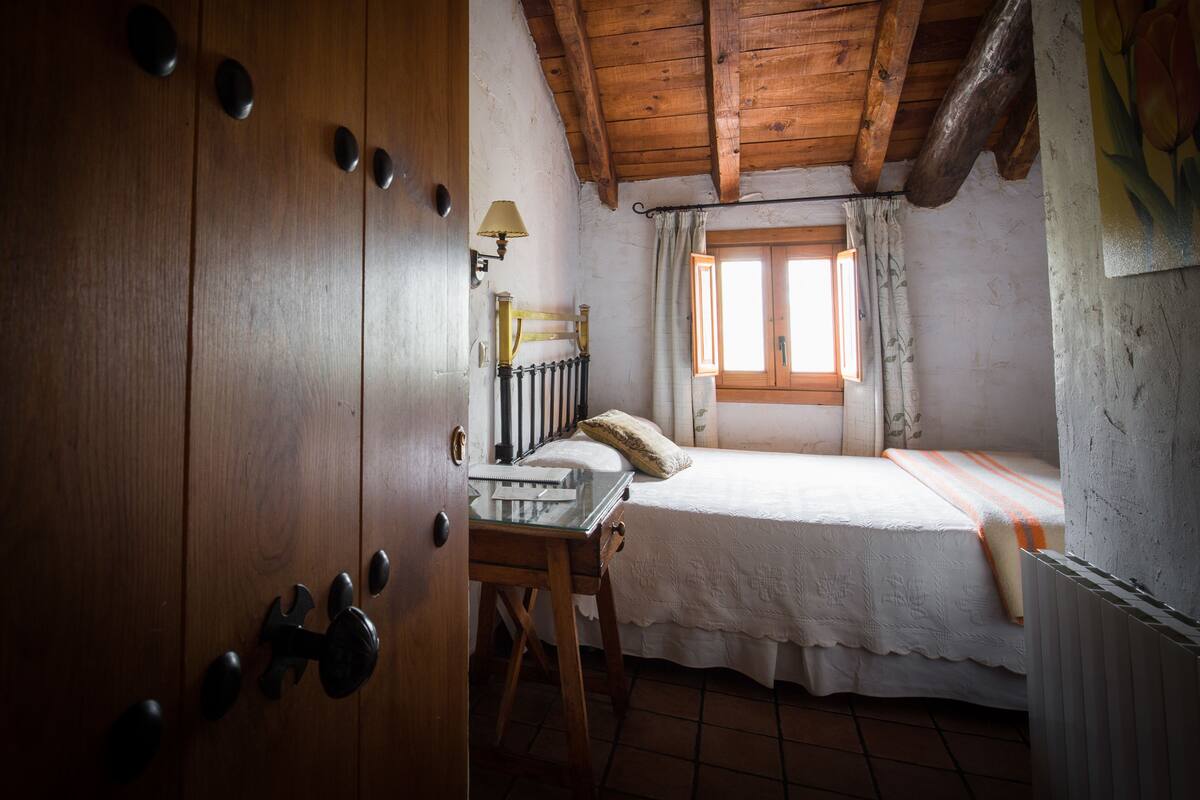 Quarto solteiro | Camas com colchões de espuma com sistema de memória, escrivaninha