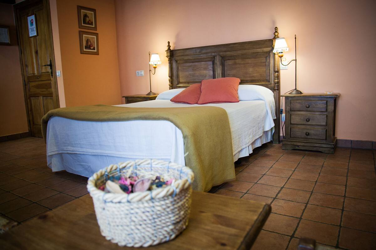 Quarto casal | Camas com colchões de espuma com sistema de memória, escrivaninha