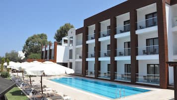Una piscina al aire libre de temporada, cabañas de piscina gratuitas