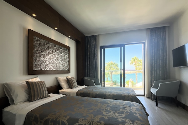 Standard Room, Sea View | Minibar, in-room safe, soundproofing, iron/ironing board (on request)