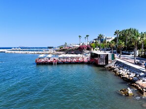 Platja privada, platja de sorra blanca i cabanes de platja gratuïtes 