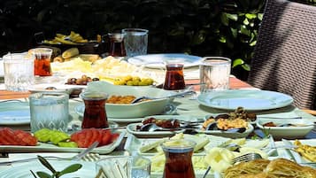 Free daily cooked-to-order breakfast
