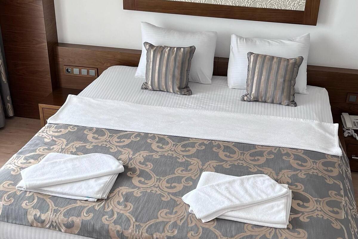 minibar, in-room safe, soundproofing, iron/ironing board