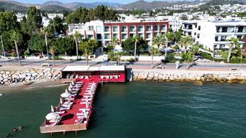Playa privada, arena blanca, camas de playa gratis