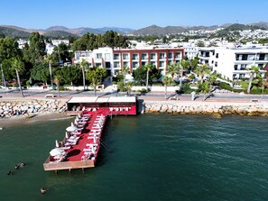 Platja privada, platja de sorra blanca i cabanes de platja gratuïtes 