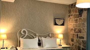 Habitación doble Deluxe, 1 cama Queen size, para no fumadores, vista a la ciudad | Ropa de cama de alta calidad y decoración personalizada