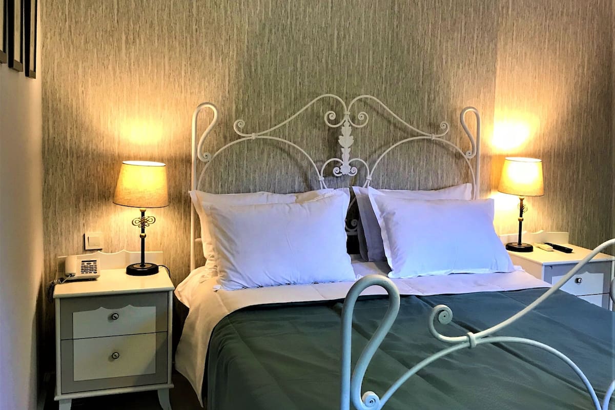 Deluxe tweepersoonskamer, 1 queensize bed, niet-roken, uitzicht op binnenplaats | Luxe beddengoed, individueel gedecoreerd, individueel gemeubileerd