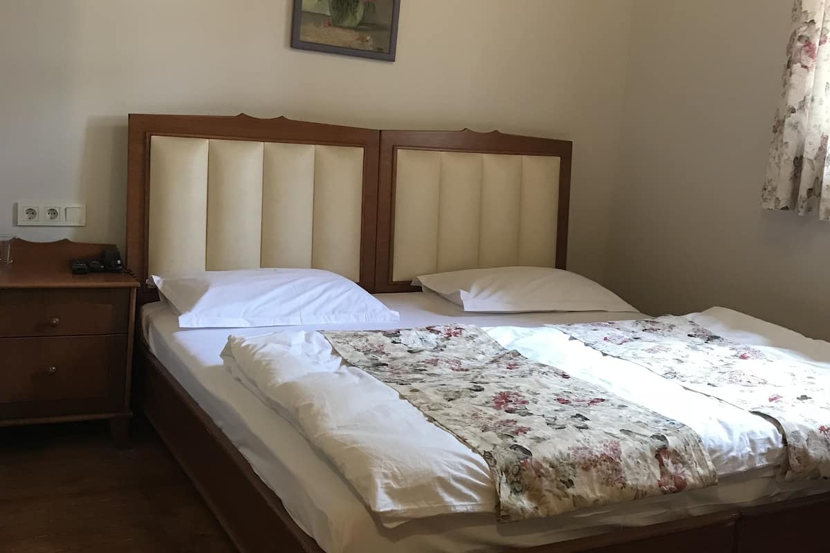Standaard driepersoonskamer, meerdere bedden, niet-roken, uitzicht op stad | Luxe beddengoed, individueel gedecoreerd, individueel gemeubileerd